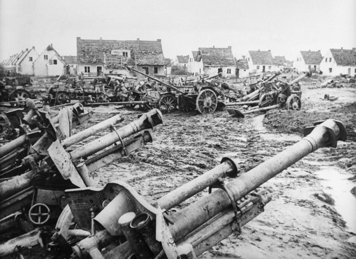 Захваченные советскими войсками в боях за Зееловские высоты немецкие 105-мм полевые гаубицы leFH 18/40, апрель 1945 г.
