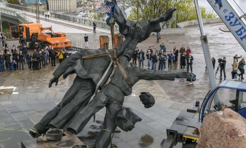 «Глумятся над историей»: как сносили памятники советским воинам в 2022 году