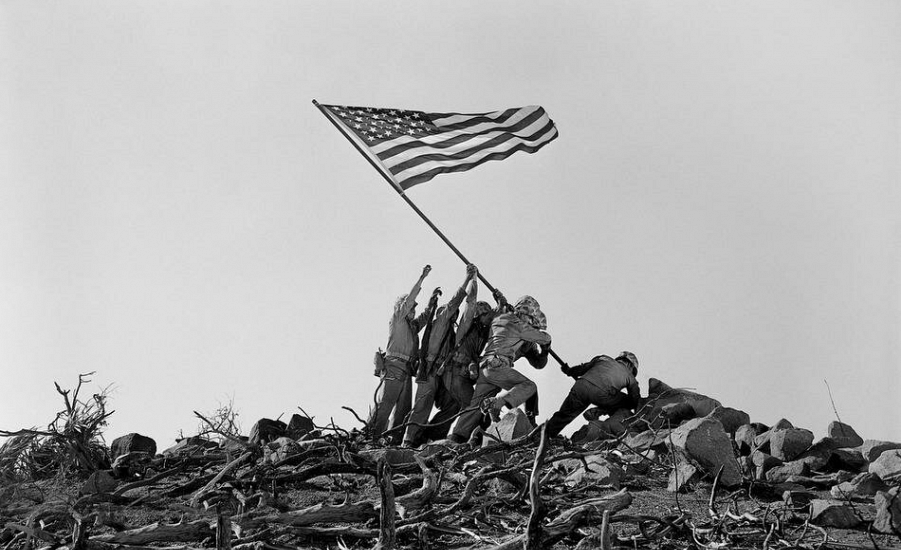 Водружение флага США Иводзима. Флаг над Иводзимой. Поднятие флага над Иводзимой Джо Розенталь 1945. Остров Иводзима вторая мировая.