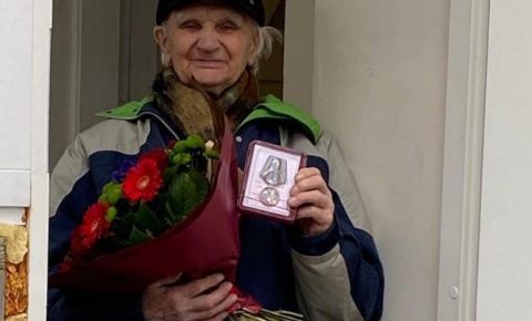 В Эстонии ветерану вручили юбилейную медаль
