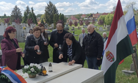 В венгерском городе прошла мемориальная церемония возложения венков к могиле советских солдат