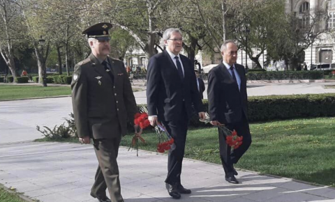 В Венгрии к памятнику советским воинам-освободителям на площади Сабадшаг возложили венок