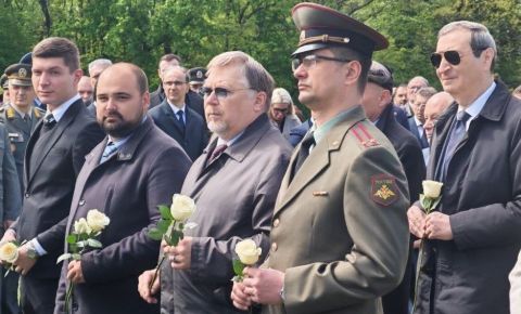На Мемориальном комплексе в парке «Яинци» прошла церемония возложения венков