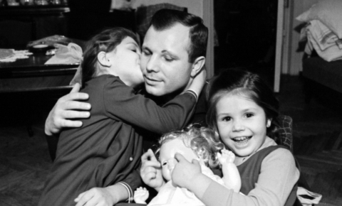 «Роскосмос» собрал уникальные снимки для виртуальной фотовыставки «От Гагарина до тебя»