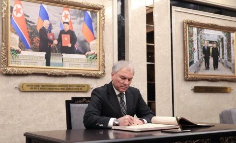 Вячеслав Володин возложил венок к монументу в честь советских солдат, сражавшихся за освобождение Кореи