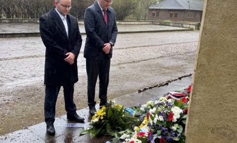 На мемориальном комплексе «Беловер Вальд» возложили венки