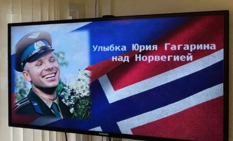 В Бергене российские соотечественники возложили цветы к бюсту Юрия Гагарина