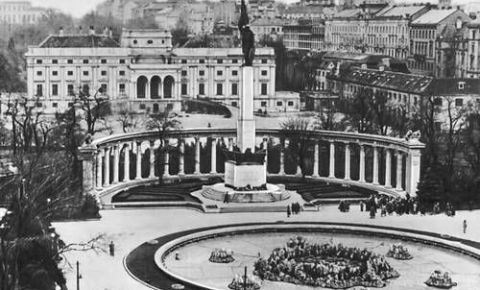 19 августа 1945 года на площади Шварценбергплатц в Вене открыт памятник советским воинам