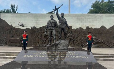 В Южной Осетии возложили цветы к памятнику Защитникам Отечества