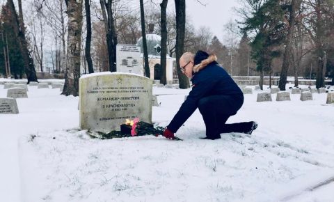 На Таллинском военном кладбище возложили цветы к могиле неизвестных советских воинов