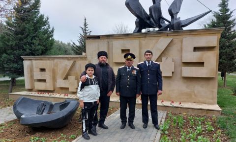 В Баку провели акцию по очистке территории  где захоронены воины, погибшие в годы Великой Отечественной Войны. 