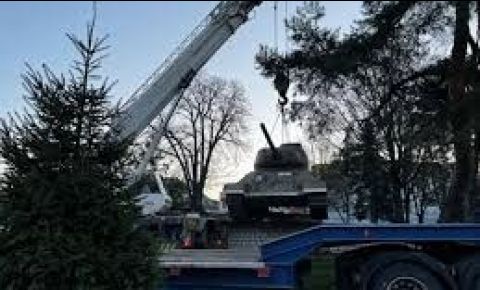 В Павлограде демонтировали советский танк-памятник стоявший при въезде в город