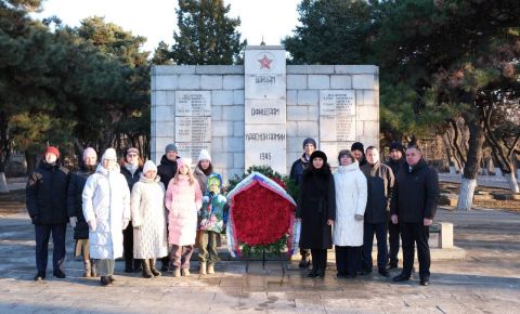 К памятнику советским воинам на территории Шэньянского мемориального комплекса возложили венки