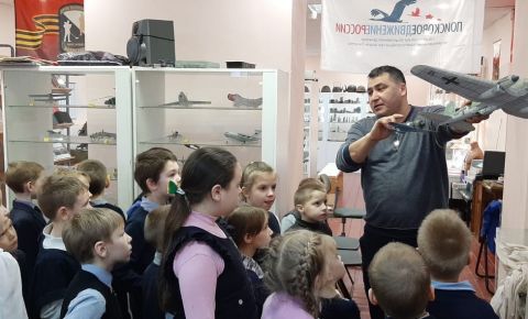 Поисковики Ленинградской области рассказали первоклассникам о подвиге Героя Виктора Васильевича Талалихина