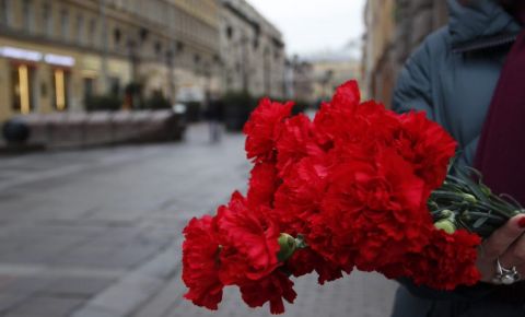 Свечи, цветы, памятники: Петербург отмечает 79-летие со дня полного снятия блокады