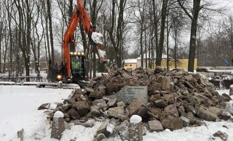 В эстонском городе Кохтла-Ярве демонтировали советский монумент