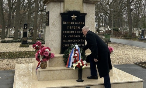 В Венгрии прошла традиционная церемония возложения венков к мемориалу советским воинам