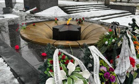 Дипломаты Посольства России в Латвии возложили цветы к Вечному огню у мемориала советским воинам в парке Дубровина