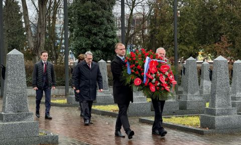 В Чехии сотрудники дипломатических миссий России и Белоруссии возложили венки и цветы к памятнику Красной Армии