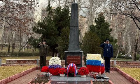 К мемориалу защитникам Отечества на «Русском кладбище» в Тегеране возложили цветы