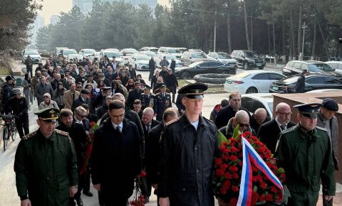 В Ташкенте прошла торжественная церемония возложения цветов к Вечному огню