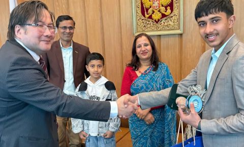 Непальскому школьнику, занявшему III место в номинации «Лучший плакат» вручили приз