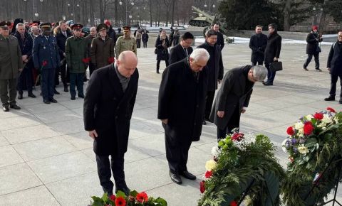 На Советском военно-мемориальном комплексе в Тиргартене прошла мемориальная церемония
