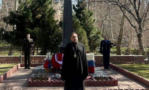На Русском кладбище в Тегеране возложили цветы к мемориалам защитникам Отечества