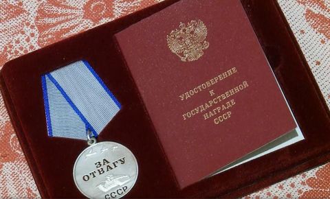 Командующий войсками ЦВО вручил медаль «За отвагу» 94-летнему ветерану