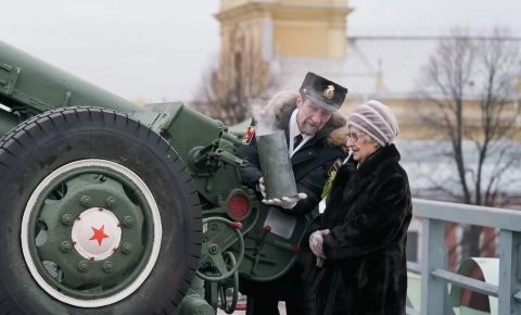 Полуденный залп из пушки в Петропавловской крепости произвела жительница блокадного Ленинграда
