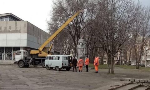 В Днепропетровске снесли памятник советскому солдату Александру Матросову