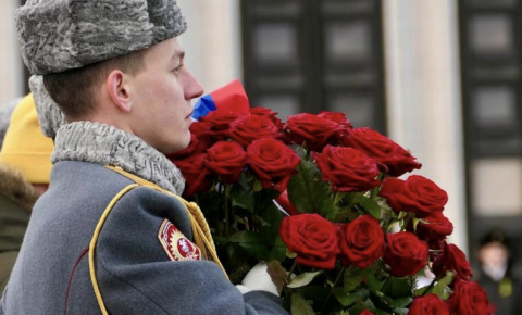 На площади Победы прошла мемориальная церемония, приуроченная к 82-й годовщине прорыва блокады Ленинграда