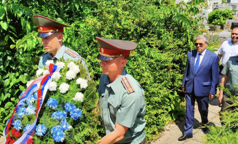 В Венгрии возложили венок к воинскому захоронению 