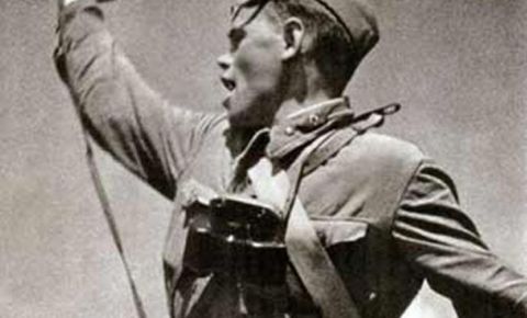 12 июля 1942 года фронтовой корреспондент Макс Альперт сделал один из самых известных фотоснимков, ставший символом Великой Отечественной войны