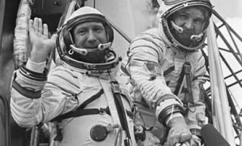 15 июля 1975 года стартовал совместный полёт советского корабля «Союз-19» и американского «Аполлон»
