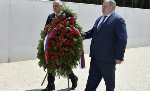 Российские дипломаты возложили венок и цветы на месте захоронений на территории бывшего концлагеря «Собибор»