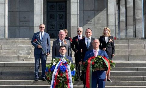 Сотрудники посольств России и Белоруссии в Словакии возложили цветы на военно-мемориальном комплексе Красной Армии «Славин»