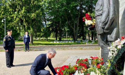 Российские дипломаты возложили венок к памятнику Воину-Освободителю на таллинском военном кладбище