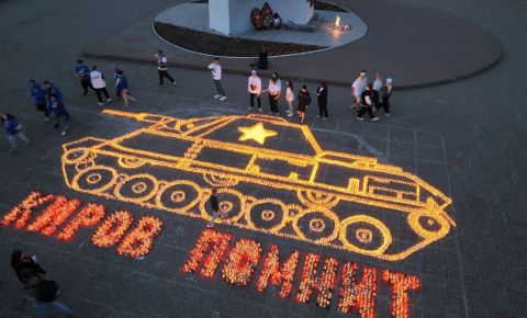 Десять тысяч свечей изобразили танк «Т-60»