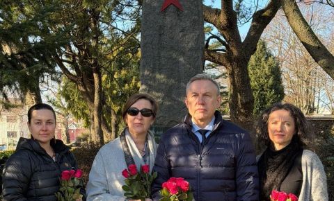 В норвежском городе Ставангер возложили цветы к памятнику советским солдатам