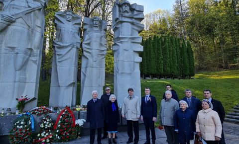 В Вильнюсе прошла церемония возложения венков к мемориалам советских воинов на Антакальнисском и Евфросиниевском кладбищах