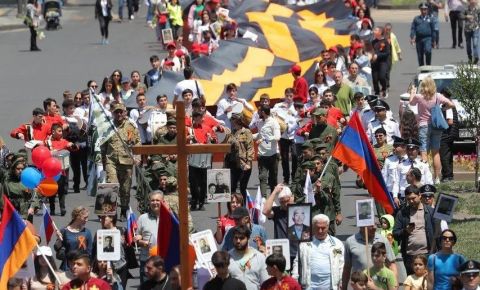 По улицам Еревана прошло многотысячное шествие «Бессмертного полка»