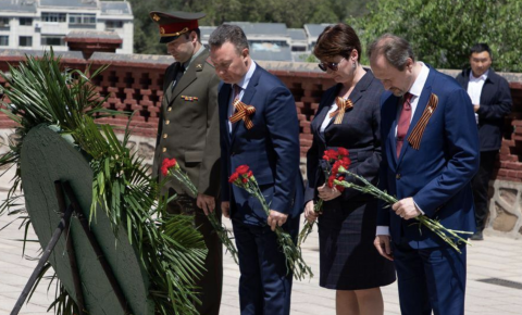 Посольство РФ и мэрия китайского города Чэндэ возложили цветы к мемориалу советским воинам 