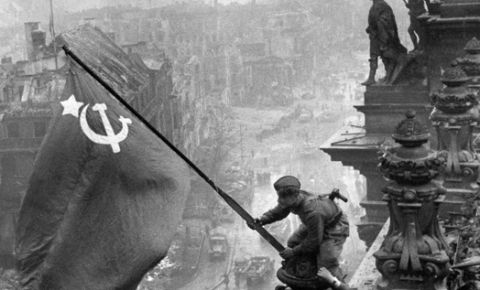 1 мая 1945 года на Рейхстаг было водружено Знамя Победы