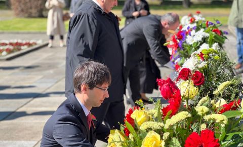 В Германии прошла торжественная церемония возложения венков на советском воинском мемориале в Панкове