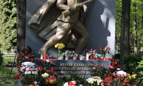 Российские дипломаты почтили память советских солдат на Покровском и Гарнизонном кладбищах города Риги
