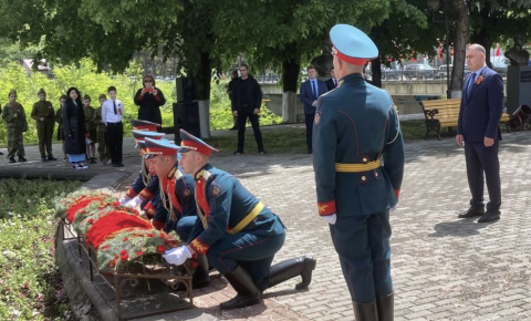 В Южной Осетии у Мемориала Воинской Славы на Аллее Героев прошла церемония возложения венков