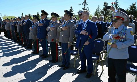 В Казахстане прошла церемония возложения венков и цветов к монументу «Отан Ана»