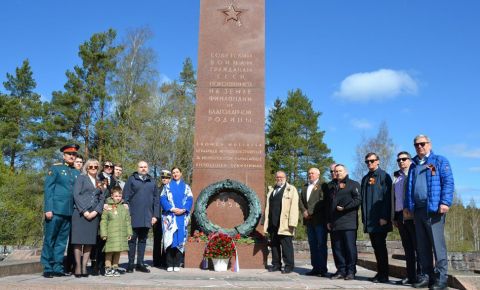 В Финляндии возложили цветы к мемориалам на советском гарнизонном кладбище