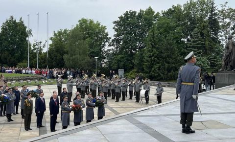 В Братиславе прошла церемония возложения венков на военно-мемориальном комплексе Красной Армии «Славин»